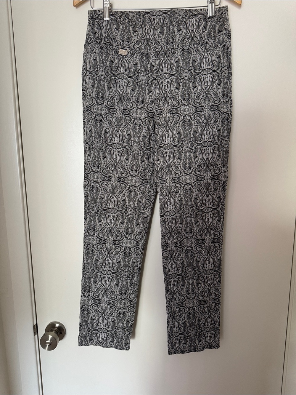 Lulu-B Black and White Paisley Jacquard Detail